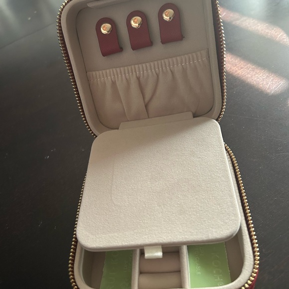 Travel jewelry case - personalized with “Mary Ann” in gold - Picture 3 of 4